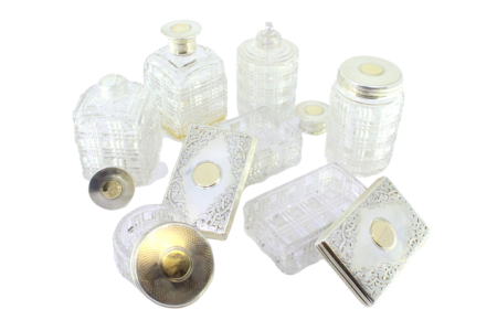 Conjunto de sete peças de Toilette em prata e ouro aplicado em vidro lapidado.